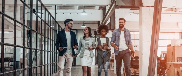 Blogartikel Header Menschen Büro