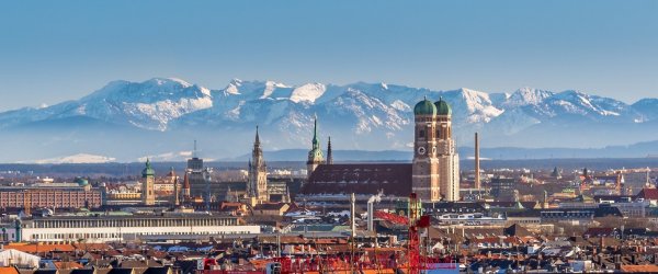 München vor den Alpen