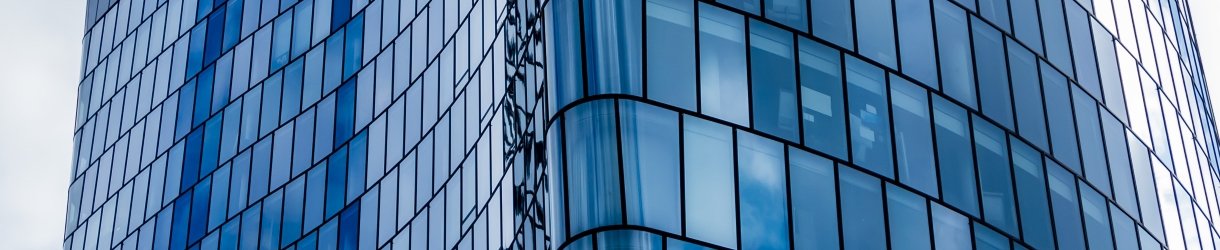 Bürogebäude mit Glasfassade