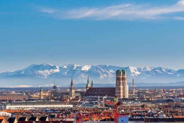 München vor den Alpen