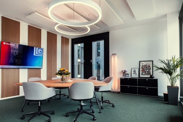 Simcorp Meetingraum modern Ringlicht Decke
