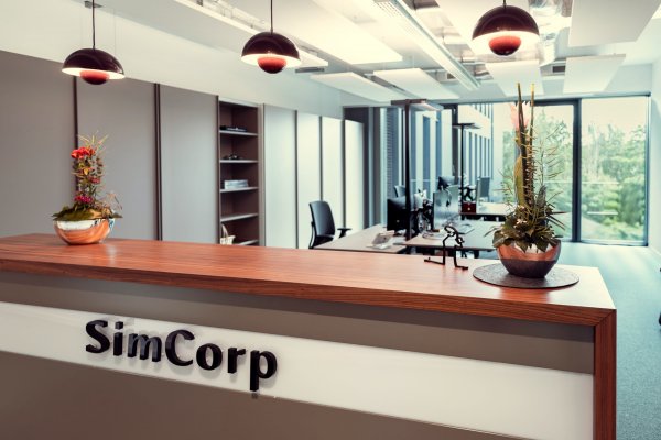 Empfangstisch mit SimCorp Logo