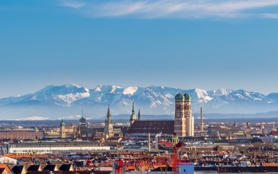 München vor den Alpen