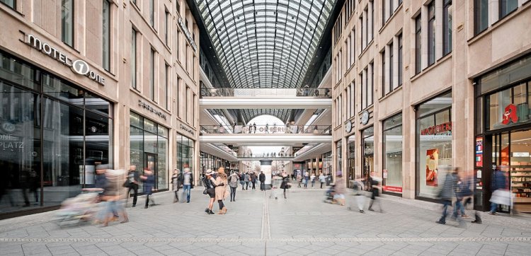 Shoppingerlebnis in der Mall of Berlin