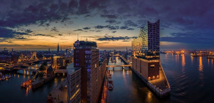 Hamburg Skyline bei Nacht