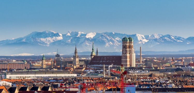 München vor den Alpen